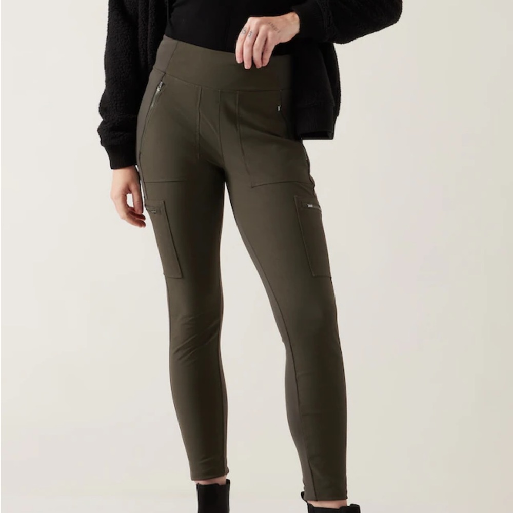 Athleta Headlands hybrid cargo pants size 8